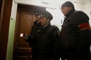 Волонтеры в красных повязках